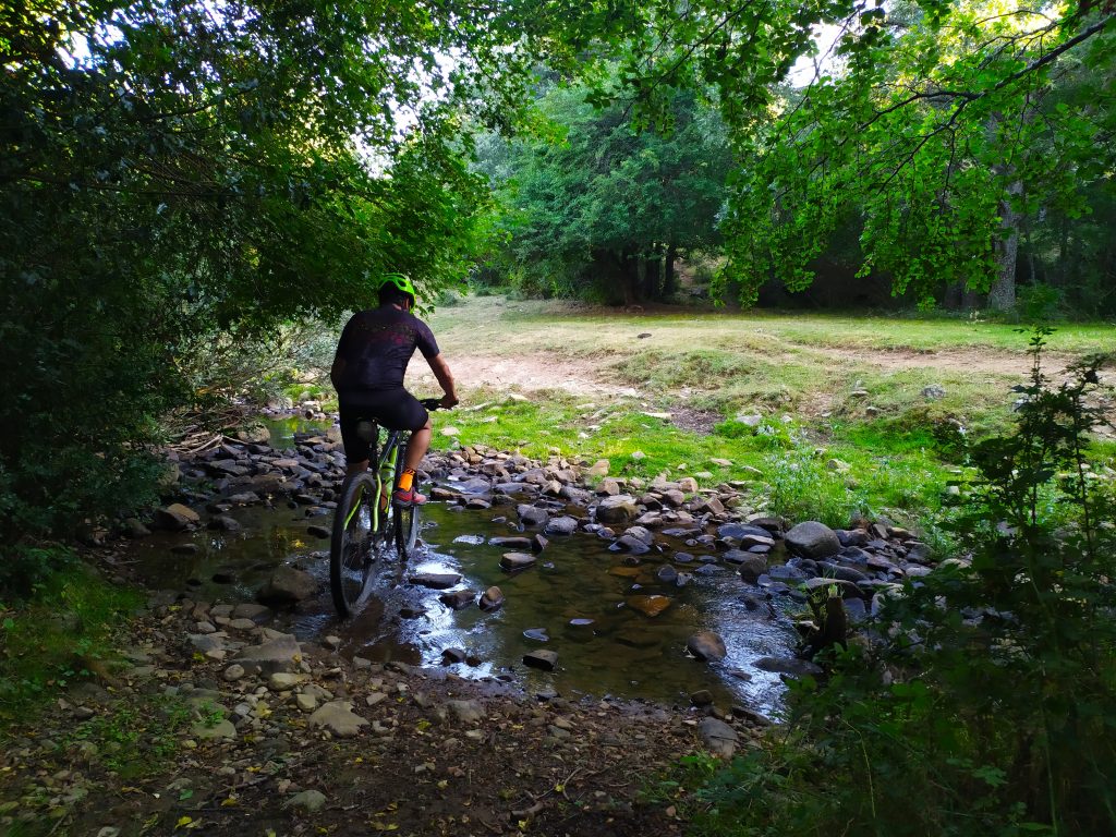 Ruta MTB circular en Soria: vadeo del arroyo cerca de Arguijo