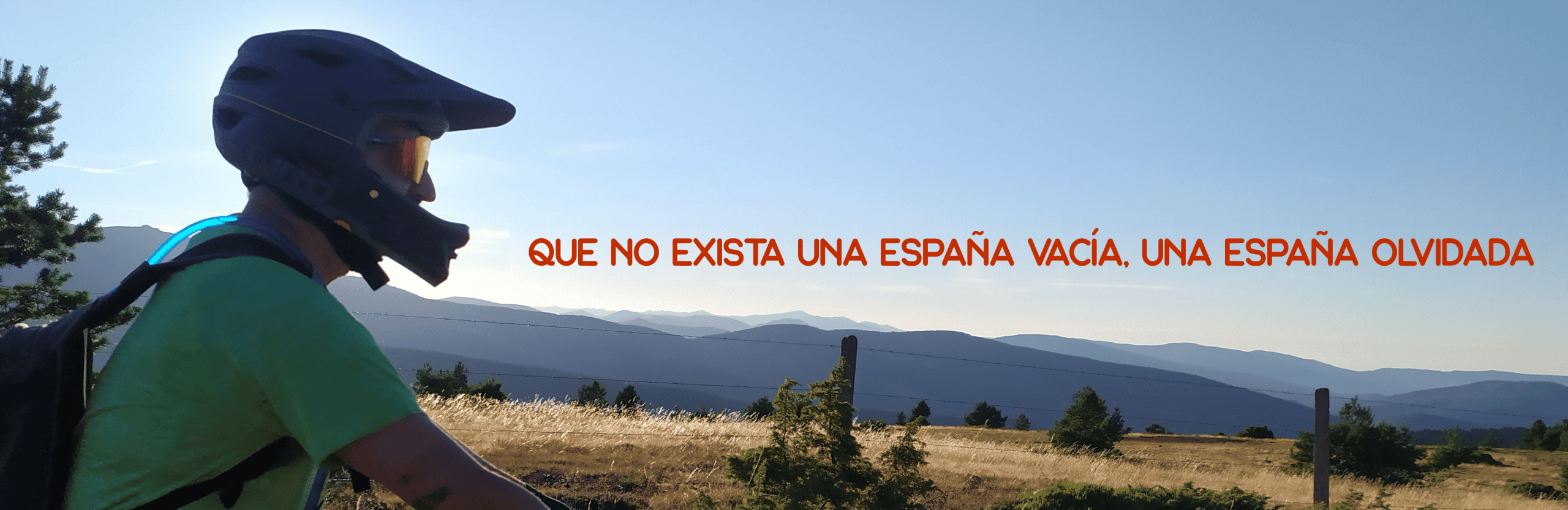 Ciclista de MTB frente a las sierras de Arguijo (Soria): que no exista una España vacía, una España olvidada