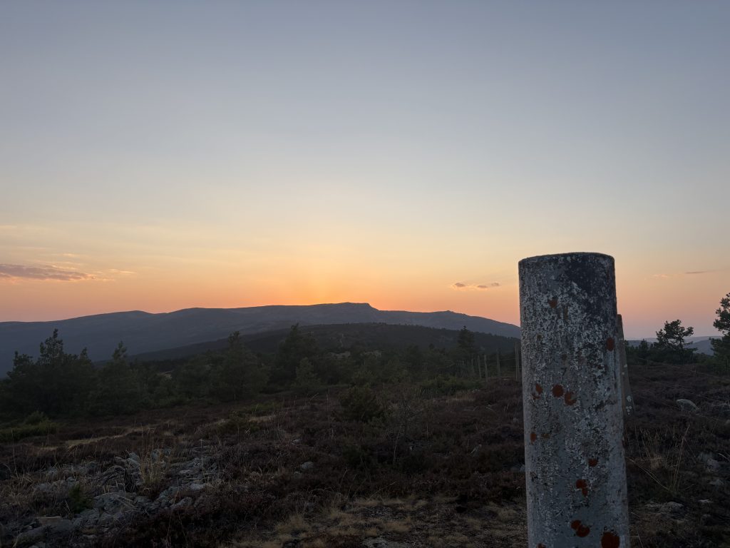 Atardecer en el Alto de Terrazas en ruta gravel, Sierra de Cebollera